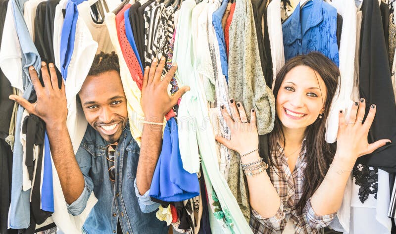 Молодые multiracial пары имея потеху на блошинном одежды - стоковые фото
