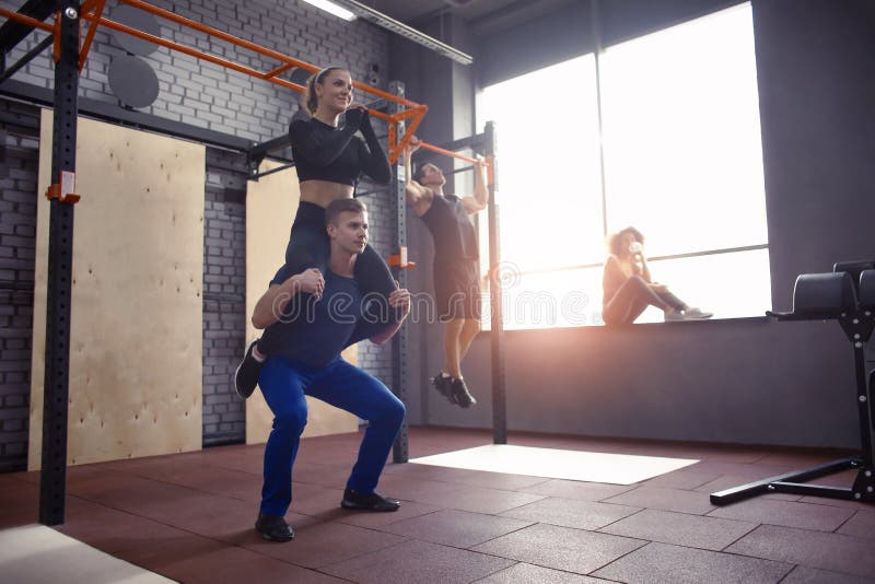 Молодые sporty пары разрабатывая совместно на спортзале стоковая фотография Молодые sporty пары разрабатывая совместно на спортзале стоковая фотография