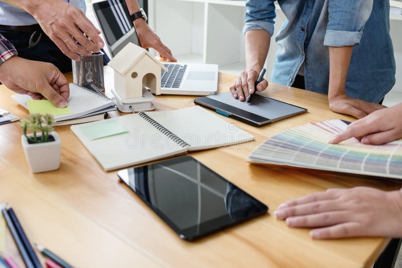 Молодые дизайнеры коллег работая совместно на творческом projec стоковое изображение rf Молодые дизайнеры коллег работая совместно на творческом projec стоковое изображение rf