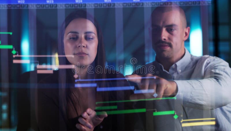Молодые Мужчины И Женщины Используют Программное Обеспечение Gantt стоковые фотографии rf