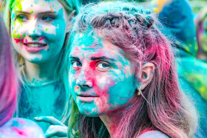 Молодые напористые подростки на фестивале красок holi в России стоковые изображения rf Молодые напористые подростки на фестивале красок holi в России стоковые изображения rf