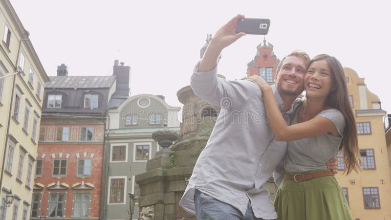 Молодые пары, фотографируя selfie в Стокгольме сток-видео