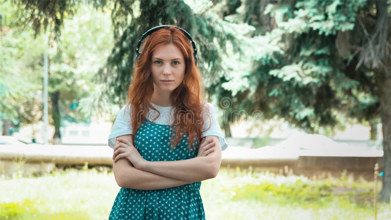 Молодые эмоции шоу женщины имбиря стоковое изображение Молодые эмоции шоу женщины имбиря стоковое изображение