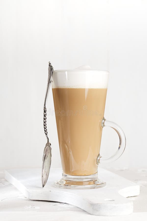 молоко latte кофе frothy стеклянное высокорослое стоковые изображения rf