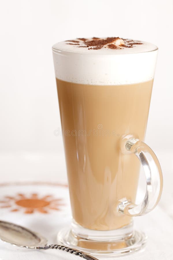 молоко latte кофе frothy стеклянное высокорослое стоковая фотография rf
