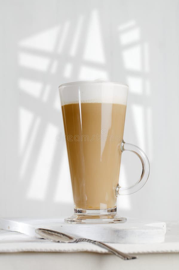 молоко latte кофе frothy стеклянное высокорослое стоковые изображения
