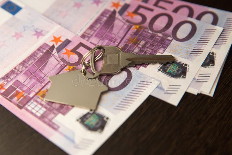 Молоток деревянный и дом для дома покупая или продавая предлагать цену или юриста домашней недвижимости стоковое фото Молоток деревянный и дом для дома покупая или продавая предлагать цену или юриста домашней недвижимости стоковое фото