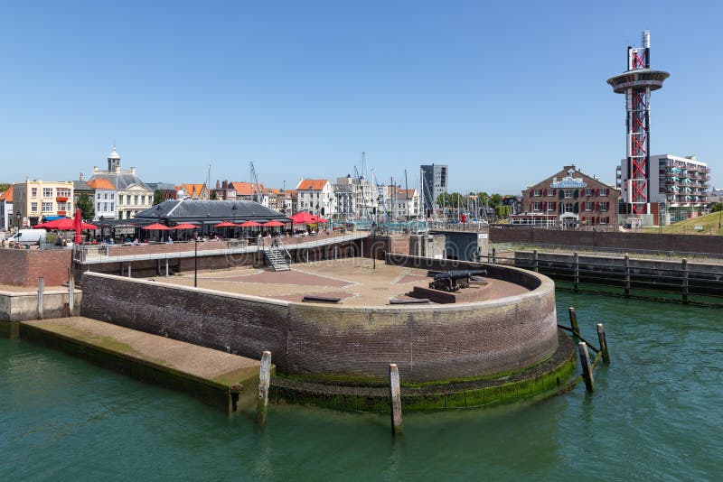 Моль в исторической гавани голландском Vlissingen с рестораном и террасой стоковые фотографии rf Моль в исторической гавани голландском Vlissingen с рестораном и террасой стоковые фотографии rf