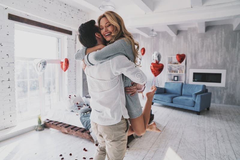 Моменты интимности Красивые молодые обнимать и smilin пар стоковые фото
