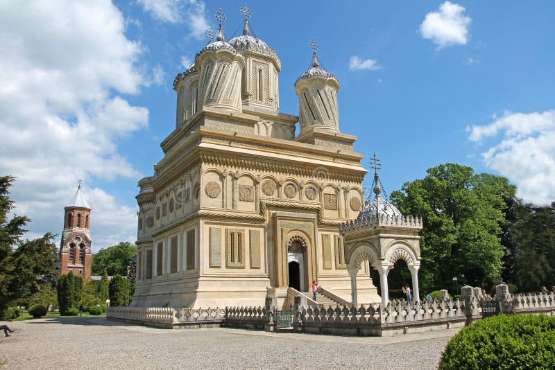 Монастырь Curtea de Arges в Румынии на солнечный летний день стоковые изображения