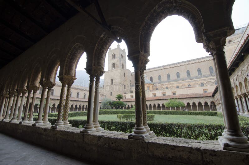 Монастырь Monreale. Горизонтально стоковое изображение rf Монастырь Monreale. Горизонтально стоковое изображение rf
