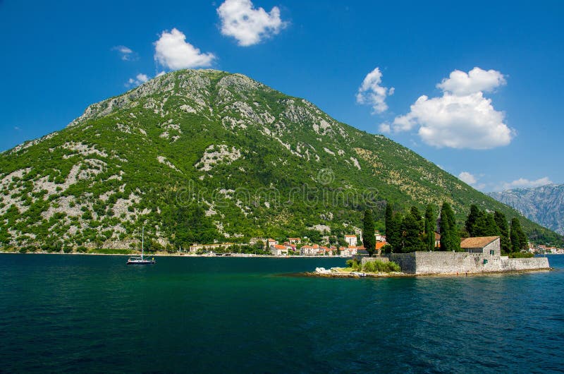 Монастырь St. George на острове в заливе Boka Kotor, Черногории стоковое изображение rf Монастырь St. George на острове в заливе Boka Kotor, Черногории стоковое изображение rf