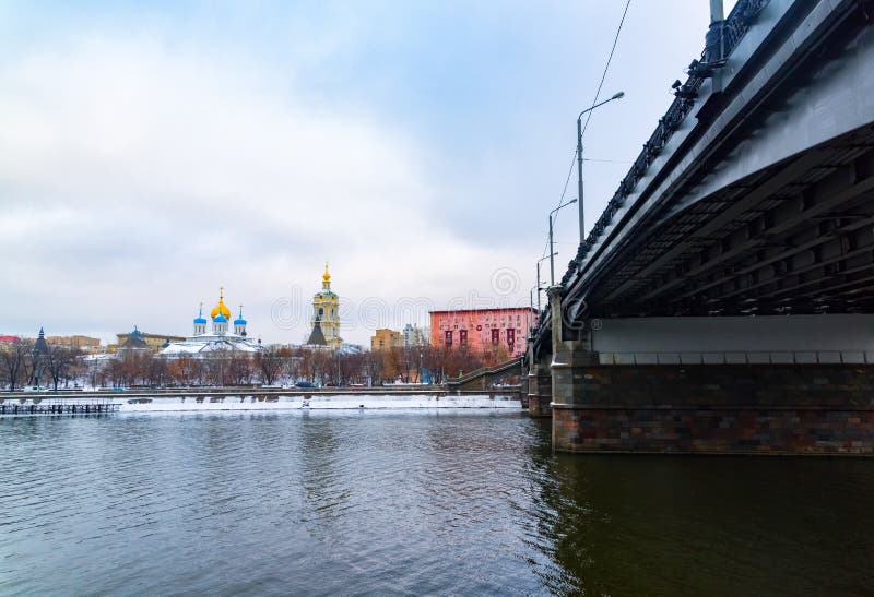 Монастырь монастыря Novospassky новый спасителя, один из укрепленных монастырей окружая Москву от юговостока стоковая фотография rf Монастырь монастыря Novospassky новый спасителя, один из укрепленных монастырей окружая Москву от юговостока стоковая фотография rf