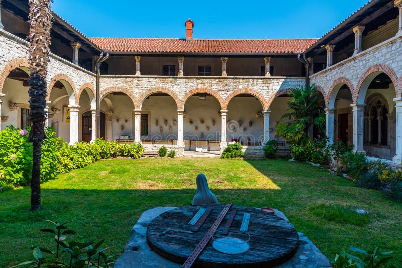 Монастырь церкви и монастыря св.. Фрэнсис в pula Хорватии стоковое фото rf