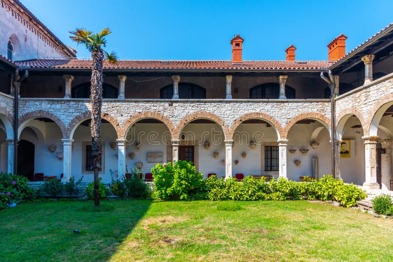 Монастырь церкви и монастыря св.. Фрэнсис в pula Хорватии стоковое фото