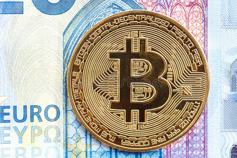 Монетка cryptocurrency Bitcoin лежит на счете евро 20 стоковое изображение Монетка cryptocurrency Bitcoin лежит на счете евро 20 стоковое изображение