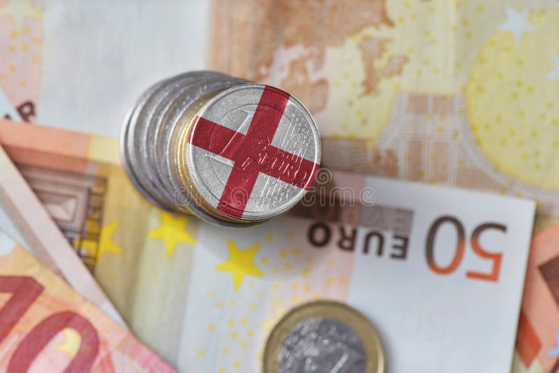 Монетка евро с национальным флагом Англии на предпосылке банкнот денег евро стоковое фото Монетка евро с национальным флагом Англии на предпосылке банкнот денег евро стоковое фото