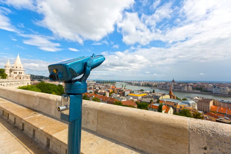 Монетка привелась в действие touristic телескоп для просмотра Дуная на бастионе рыболова, Будапеште, Венгрии стоковое изображение Монетка привелась в действие touristic телескоп для просмотра Дуная на бастионе рыболова, Будапеште, Венгрии стоковое изображение