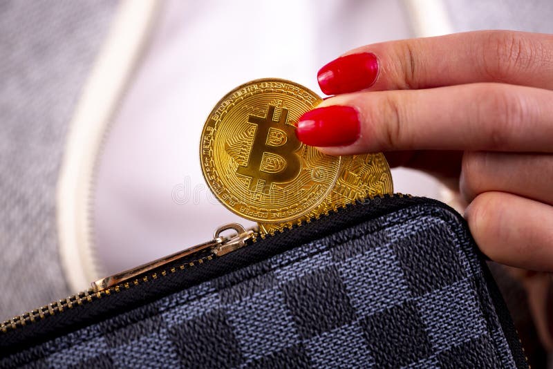 Монетки Bitcoin в портмоне руки женщины стоковые фото Монетки Bitcoin в портмоне руки женщины стоковые фото