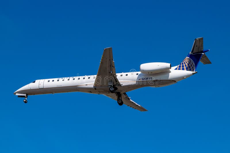 Монреаль, Квебек, Канада - 20-ое июля 2018: Embraer ERJ-145 N13978 объединенных срочных авиакомпаний, работая авиакомпаниями Expr стоковые изображения Монреаль, Квебек, Канада - 20-ое июля 2018: Embraer ERJ-145 N13978 объединенных срочных авиакомпаний, работая авиакомпаниями Expr стоковые изображения