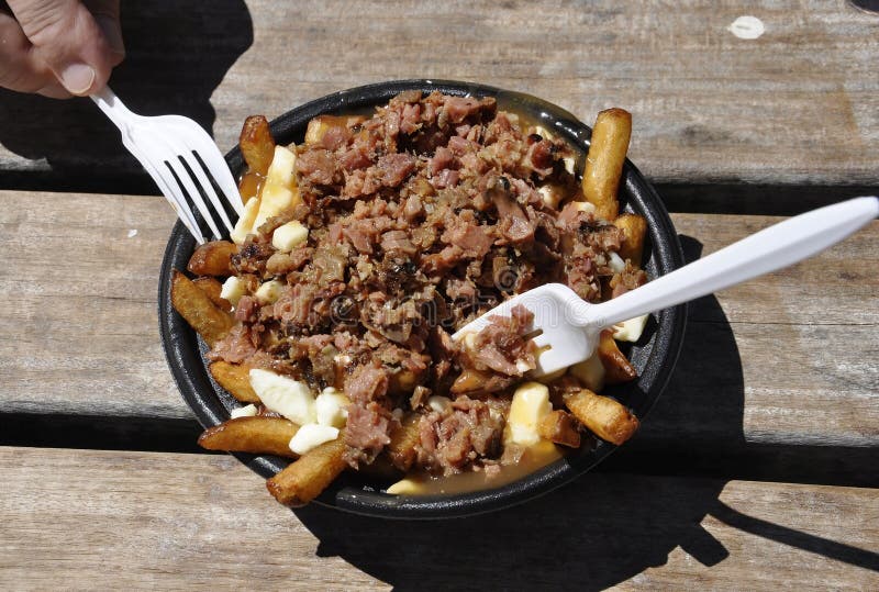 Монреаль, 26-ое июня: Копченое мясо с плитой patatoes от порта Vieux Монреаля в Канаде стоковая фотография rf Монреаль, 26-ое июня: Копченое мясо с плитой patatoes от порта Vieux Монреаля в Канаде стоковая фотография rf