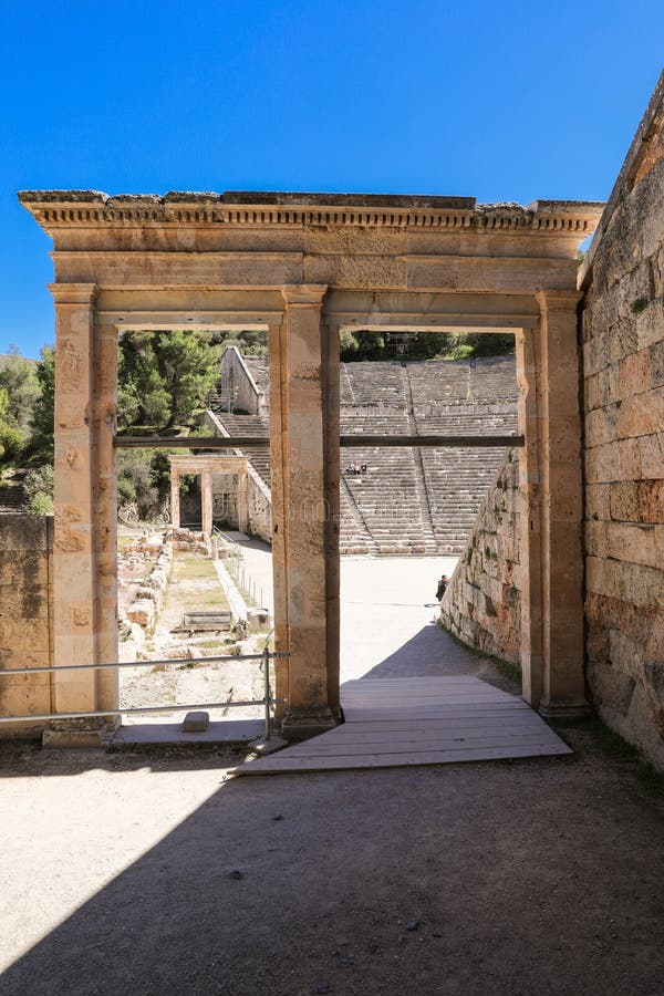 Монументальный вход ворот старого театра Epidaurus в Пелопоннесе, Греции, Европе стоковые фото Монументальный вход ворот старого театра Epidaurus в Пелопоннесе, Греции, Европе стоковые фото