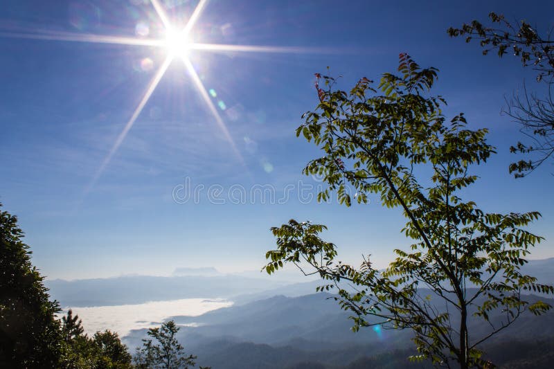 Море захода солнца тумана с Doi Luang Chiang Dao, запрудой Doi формы взгляда стоковая фотография rf
