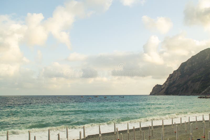 Море и песчаный пляж Spiaggia di Fegina в отеле Cinque Terre Italy стоковое изображение Море и песчаный пляж Spiaggia di Fegina в отеле Cinque Terre Italy стоковое изображение