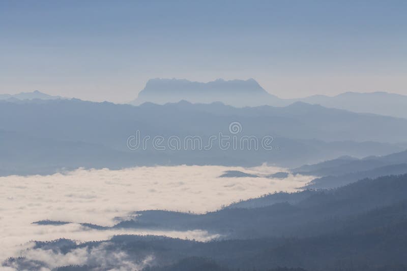 Море тумана с Doi Luang Chiang Dao, запрудой Doi формы взгляда стоковое изображение rf