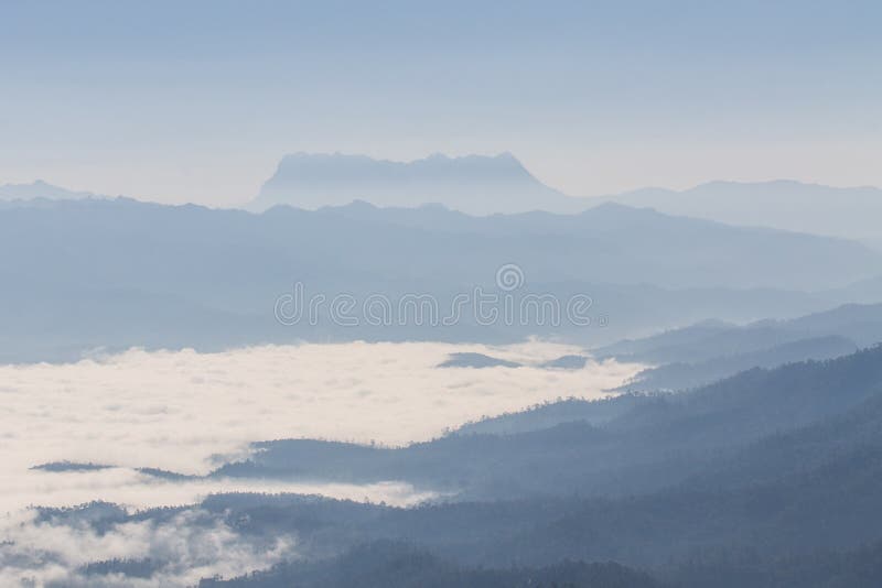 Море тумана с Doi Luang Chiang Dao, запрудой Doi формы взгляда стоковое изображение rf