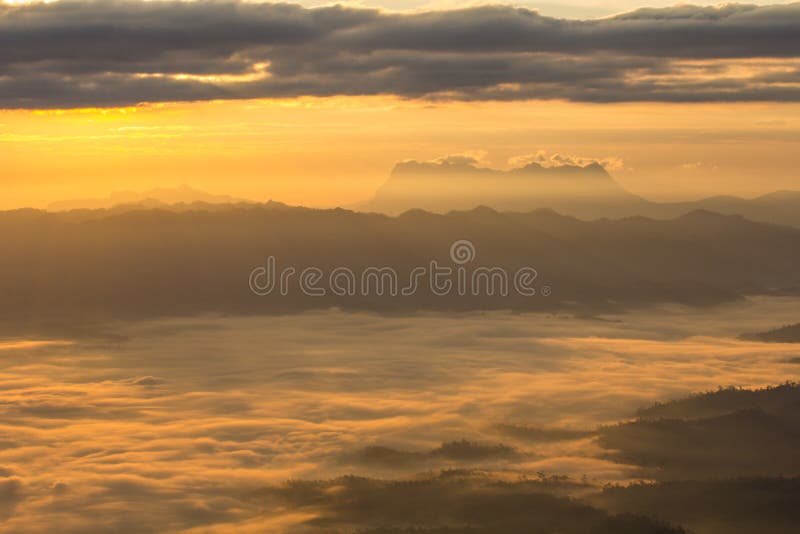 Море тумана с Doi Luang Chiang Dao, запрудой Doi формы взгляда в haeng Wiang стоковые изображения