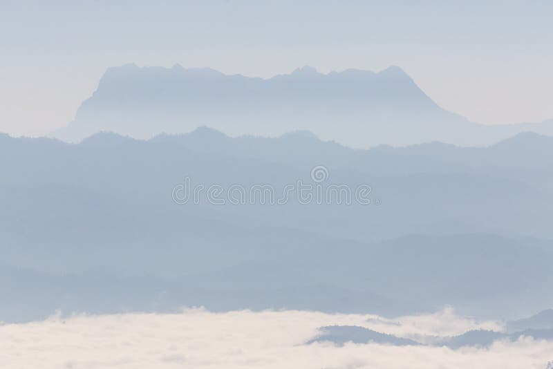 Море тумана с Doi Luang Chiang Dao, запрудой Doi формы взгляда в Wianghaeng стоковое изображение