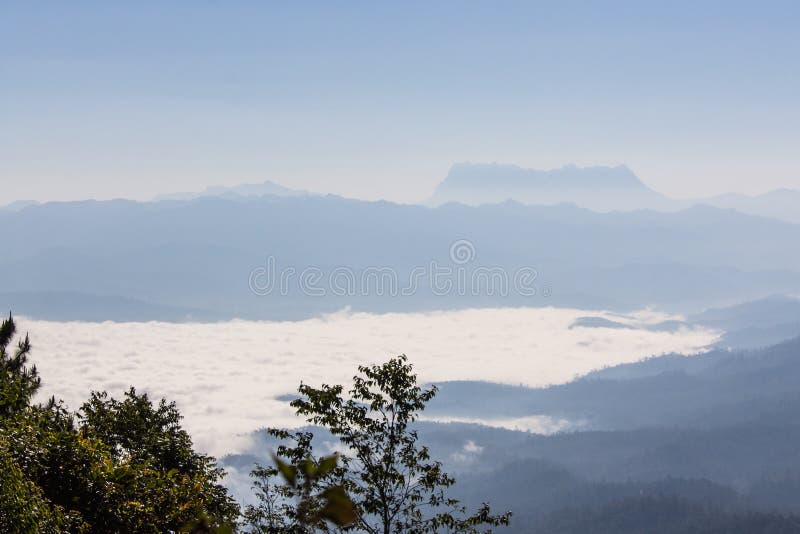 Море тумана с Doi Luang Chiang Dao, запрудой Doi формы взгляда в Wianghaeng стоковое фото rf
