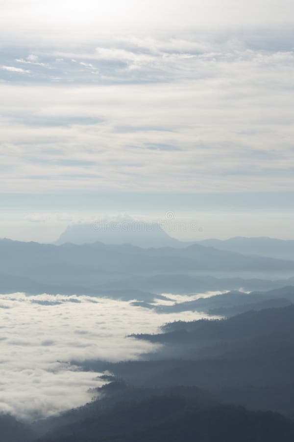 Море тумана с Doi Luang Chiang Dao, запрудой Doi формы взгляда в Wianghaeng стоковые фотографии rf