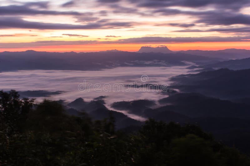 Море тумана с Doi Luang Chiang Dao, запрудой Doi формы взгляда в Wianghaeng стоковые фото