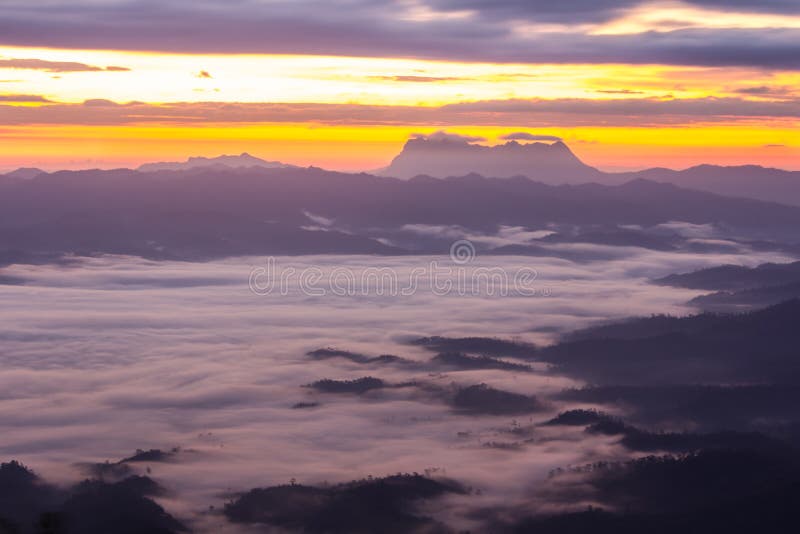 Море тумана с Doi Luang Chiang Dao, запрудой Doi формы взгляда в Wianghaeng стоковое фото rf