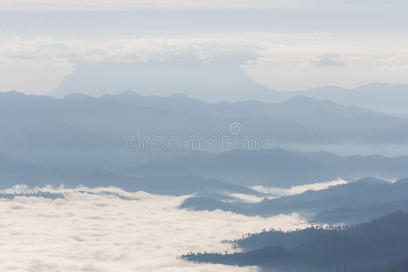 Море тумана с Doi Luang Chiang Dao, запрудой Doi формы взгляда в Wianghaeng стоковая фотография