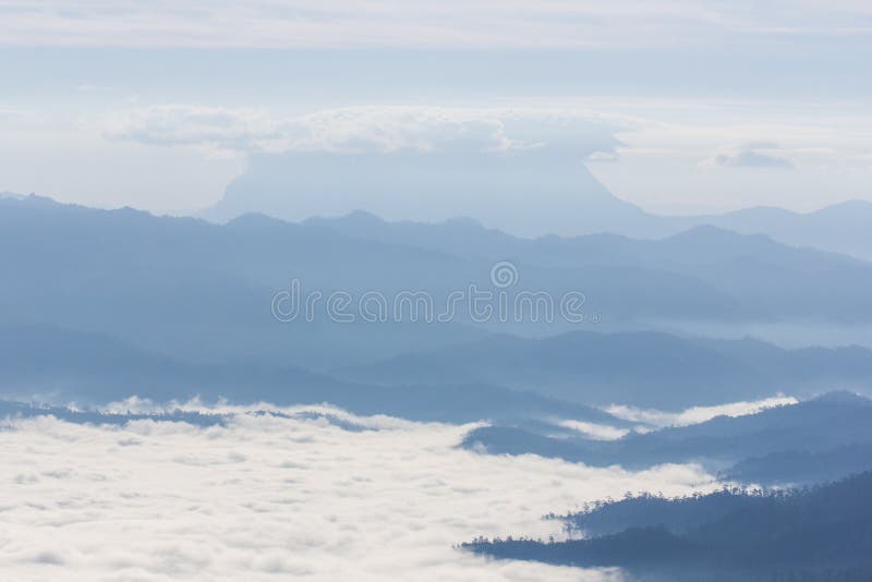 Море тумана с Doi Luang Chiang Dao, запрудой Doi формы взгляда в Wianghaeng стоковые фото