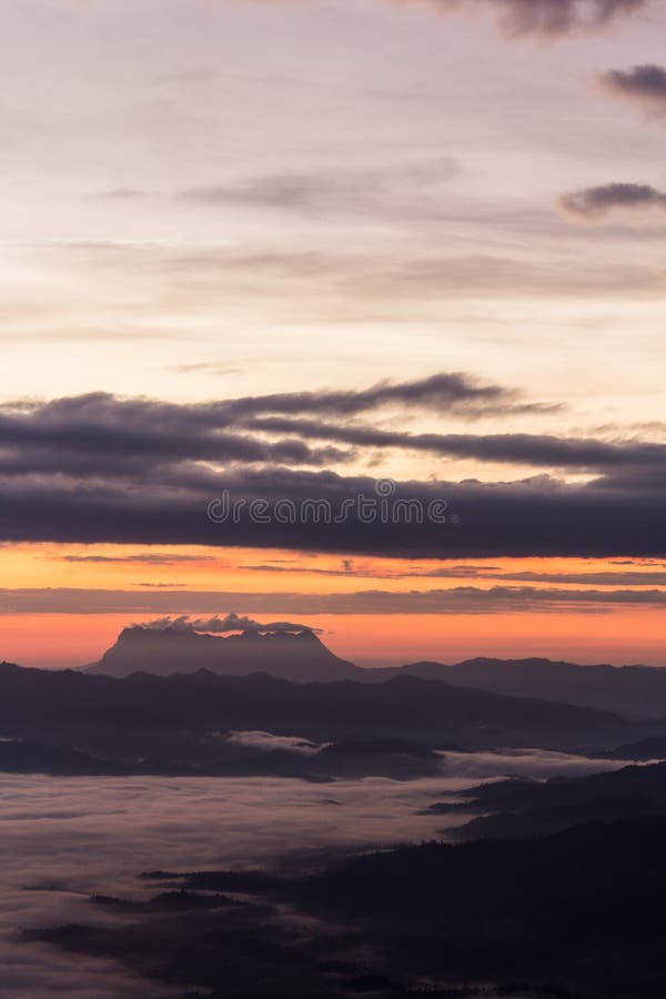 Море тумана с Doi Luang Chiang Dao, запрудой Doi формы взгляда в Wianghaeng стоковая фотография
