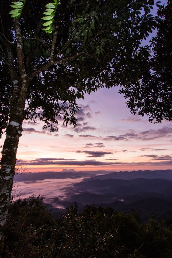 Море тумана с Doi Luang Chiang Dao, запрудой Doi формы взгляда в Wianghaeng
