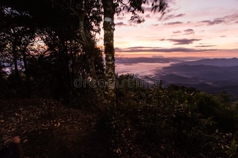 Море тумана с Doi Luang Chiang Dao, запрудой Doi формы взгляда в Wianghaeng стоковое изображение rf