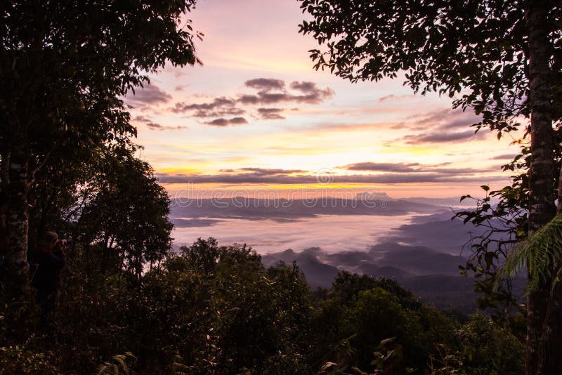 Море тумана с Doi Luang Chiang Dao, запрудой Doi формы взгляда в Wianghaeng стоковое фото