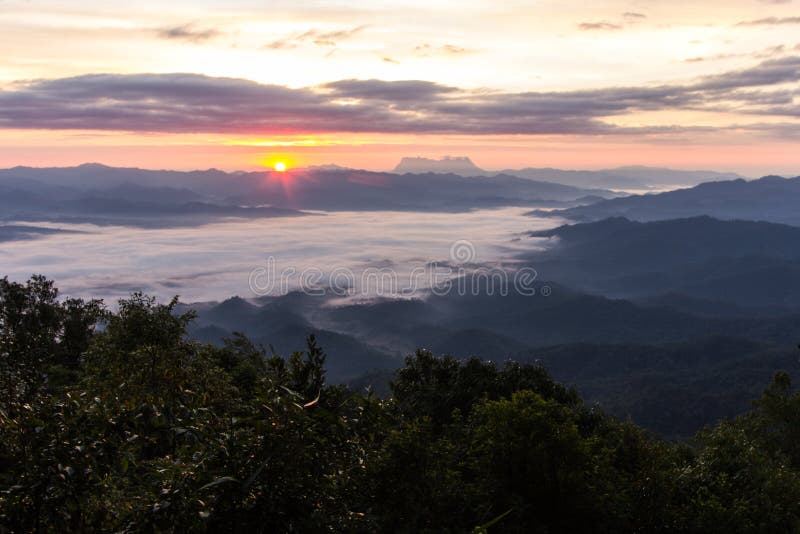 Море тумана с Doi Luang Chiang Dao, запрудой Doi формы взгляда в Wianghaeng стоковое изображение rf