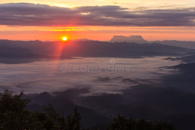 Море тумана с Doi Luang Chiang Dao, запрудой Doi формы взгляда в Wianghaeng стоковое изображение rf