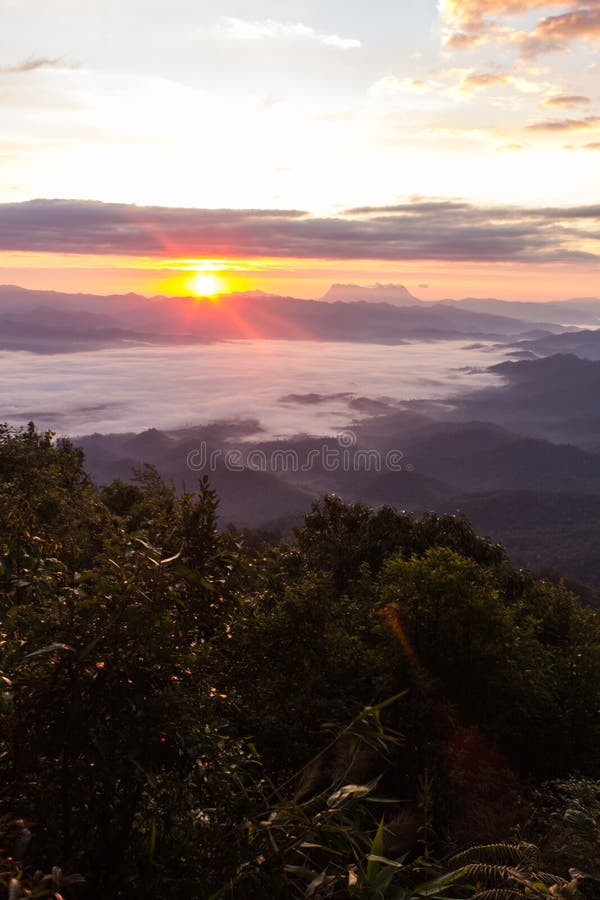 Море тумана с Doi Luang Chiang Dao, запрудой Doi формы взгляда в Wianghaeng стоковое изображение