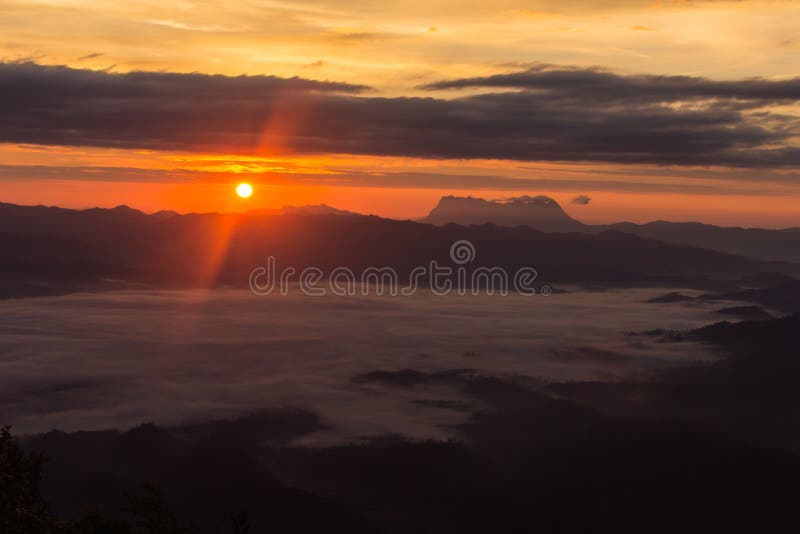 Море тумана с Doi Luang Chiang Dao, запрудой Doi формы взгляда в Wianghaeng стоковая фотография rf