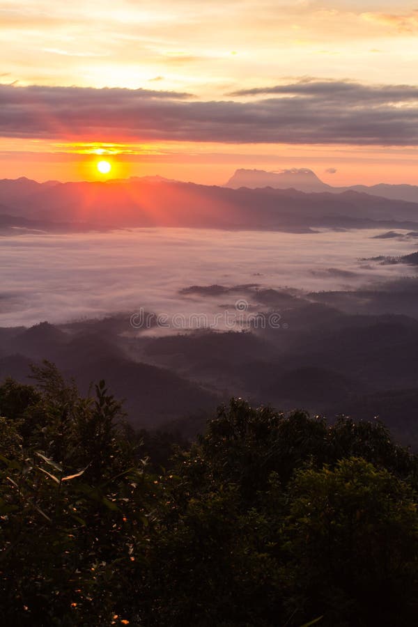 Море тумана с Doi Luang Chiang Dao, запрудой Doi формы взгляда в Wianghaeng стоковые изображения
