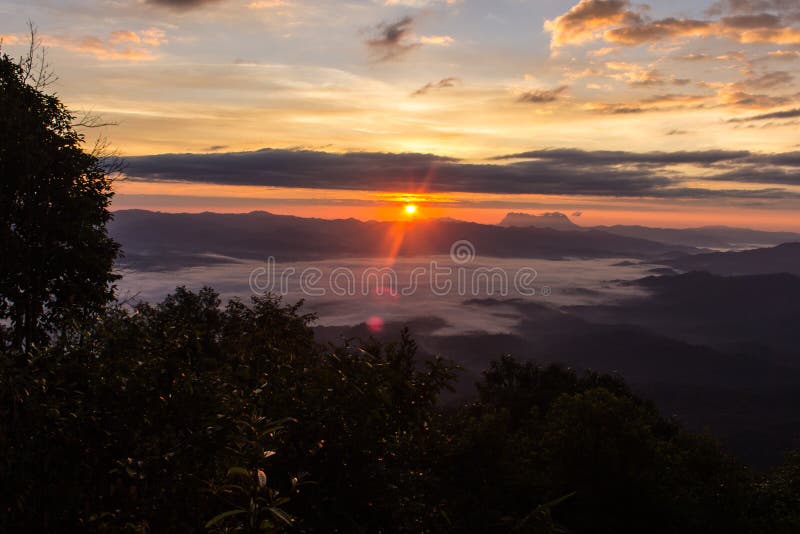 Море тумана с Doi Luang Chiang Dao, запрудой Doi формы взгляда в Wianghaeng стоковые фотографии rf