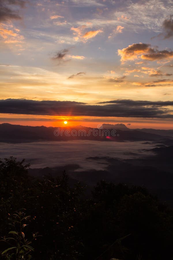 Море тумана с Doi Luang Chiang Dao, запрудой Doi формы взгляда в Wianghaeng стоковое фото