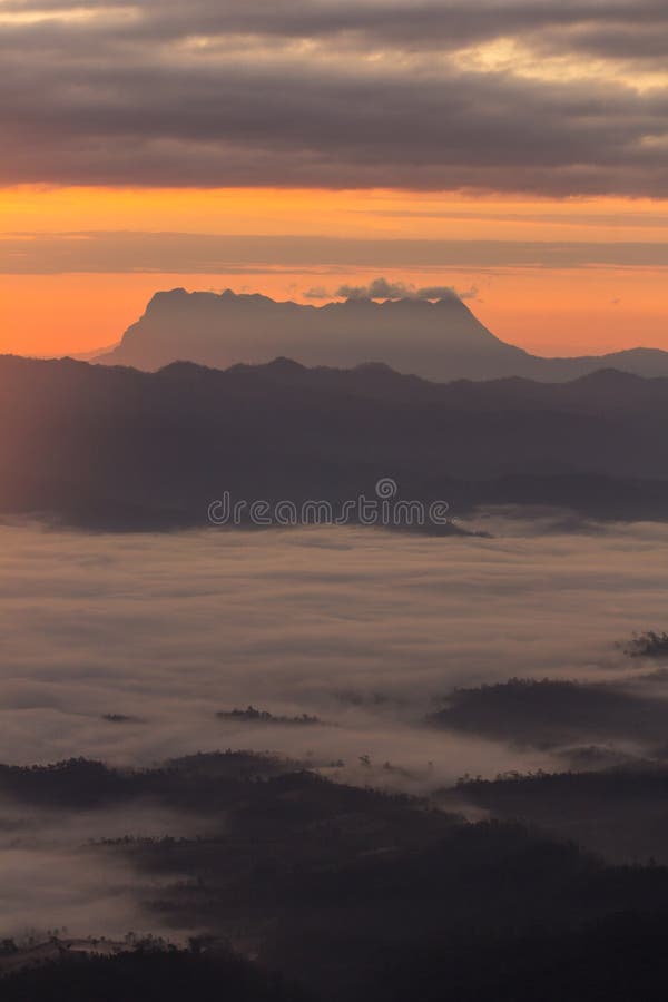 Море тумана с Doi Luang Chiang Dao, запрудой Doi формы взгляда в Wianghaeng стоковое фото